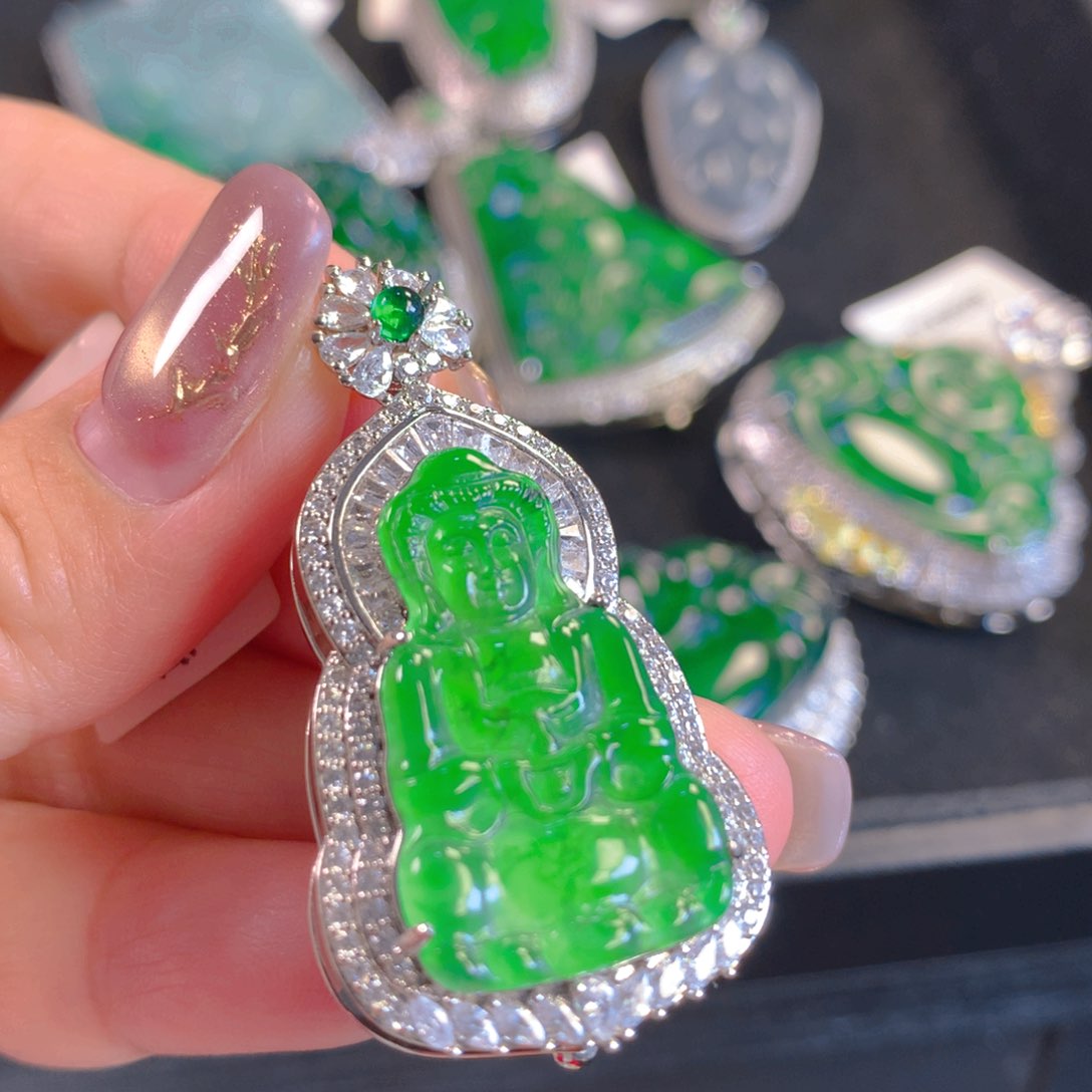 翡翠颈饰未镶嵌翡翠