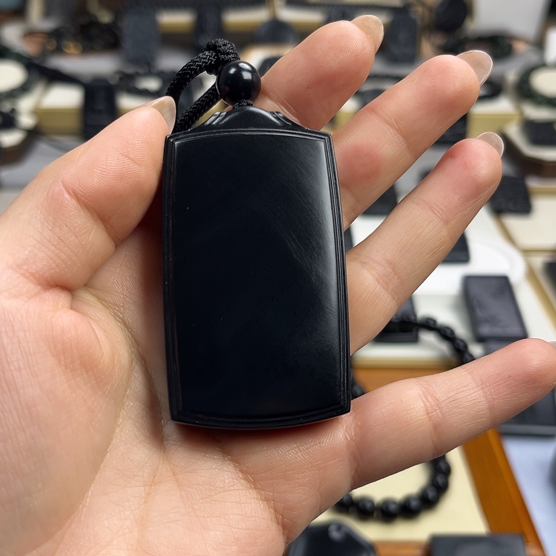 知***乐和田玉（墨玉）未镶嵌颈饰高3690克