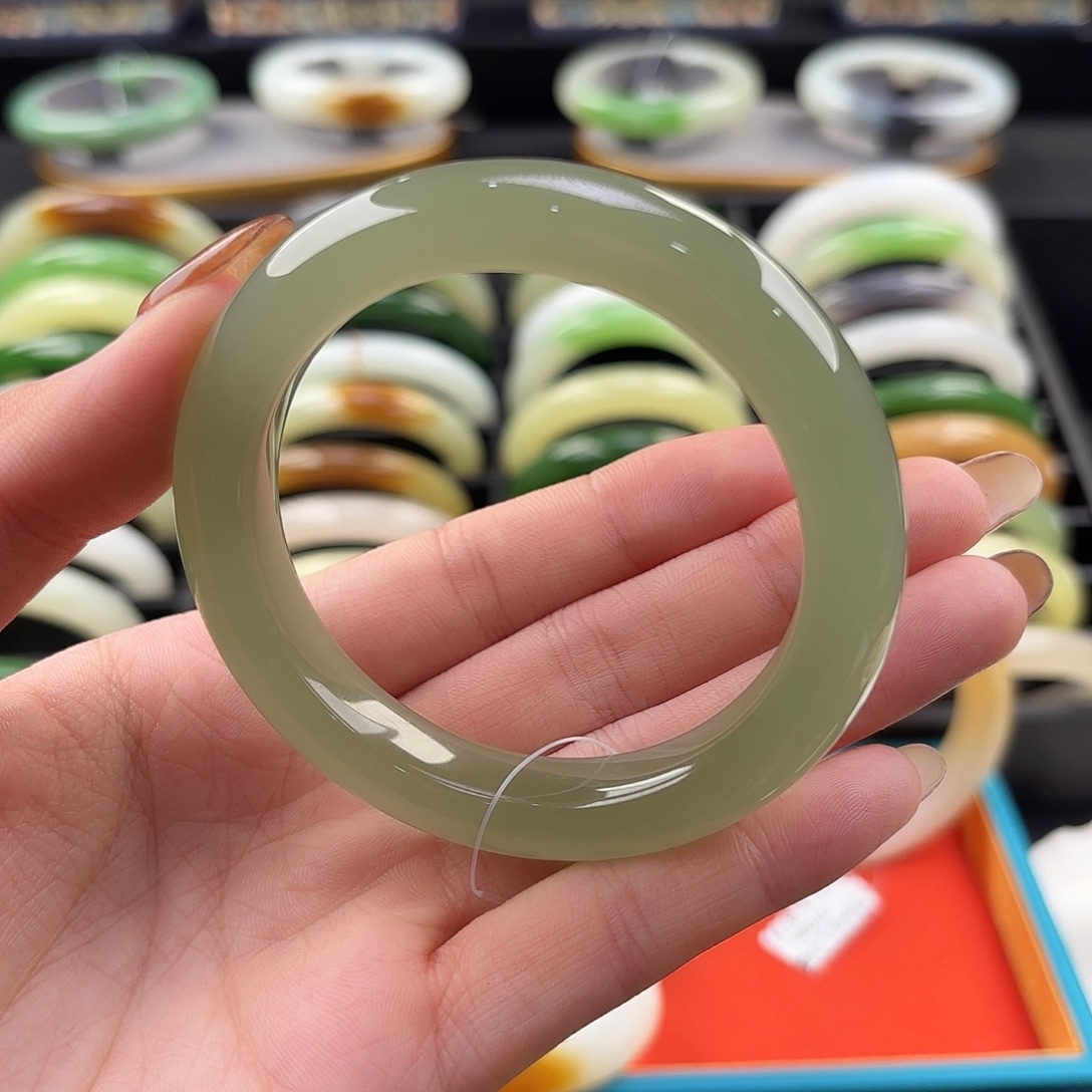 和田玉未镶嵌手镯56.1可毕业 色好低好包容少