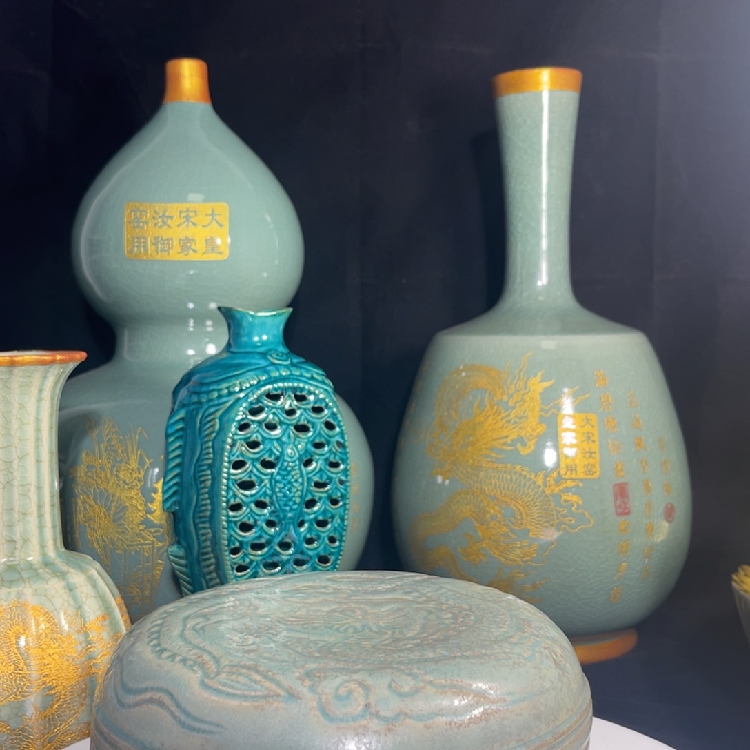 捧盒青釉龙纹盖盒