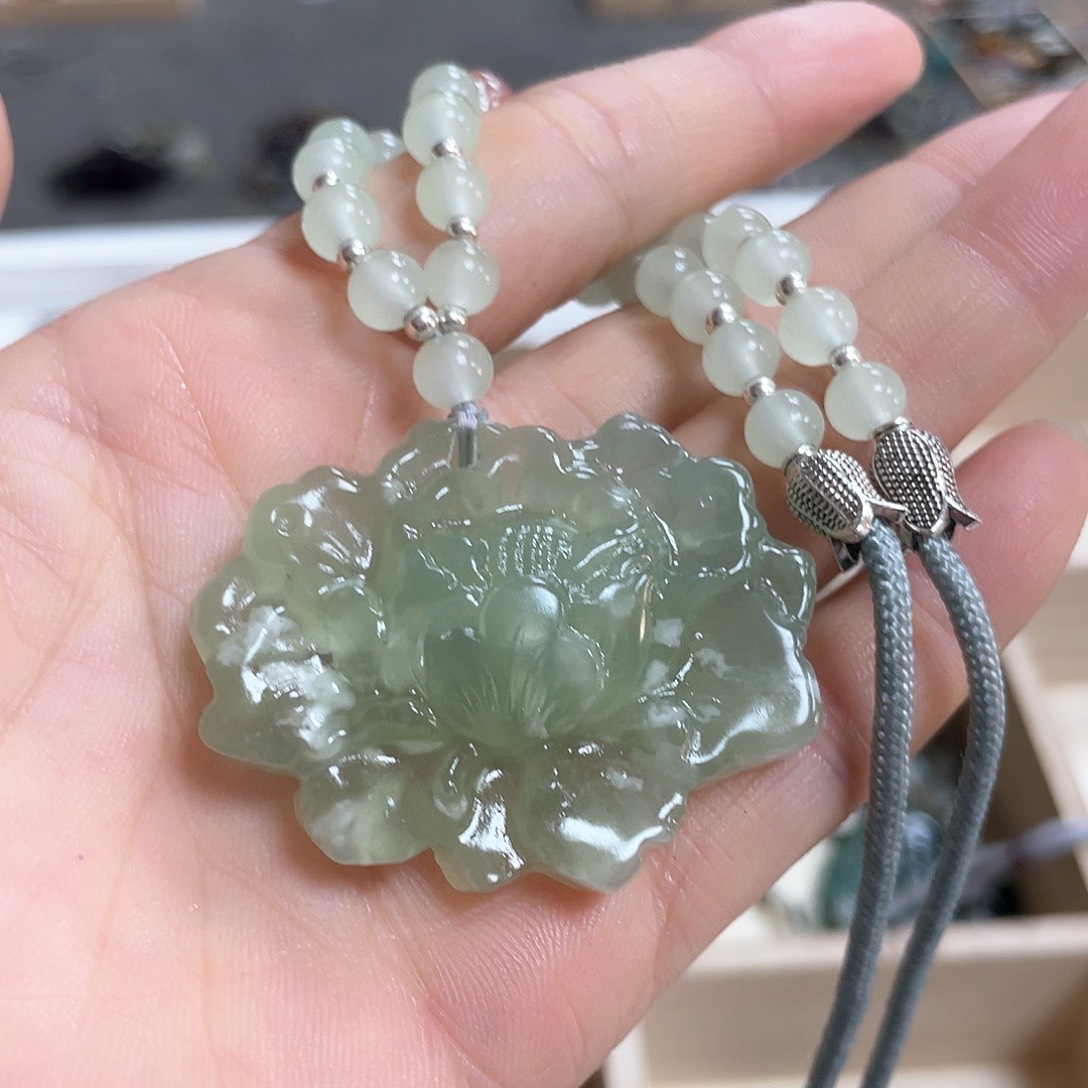 蛇纹石玉颈饰未镶嵌
