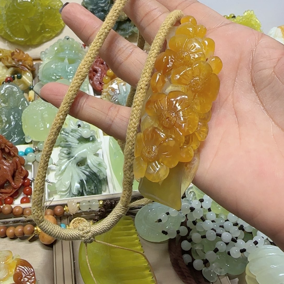 未镶嵌蛇纹石玉吊坠