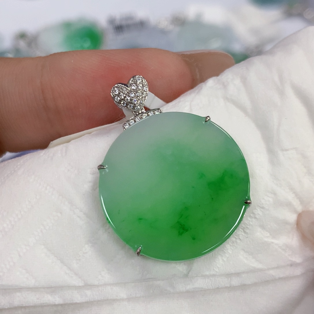 颈饰18K金镶嵌翡翠