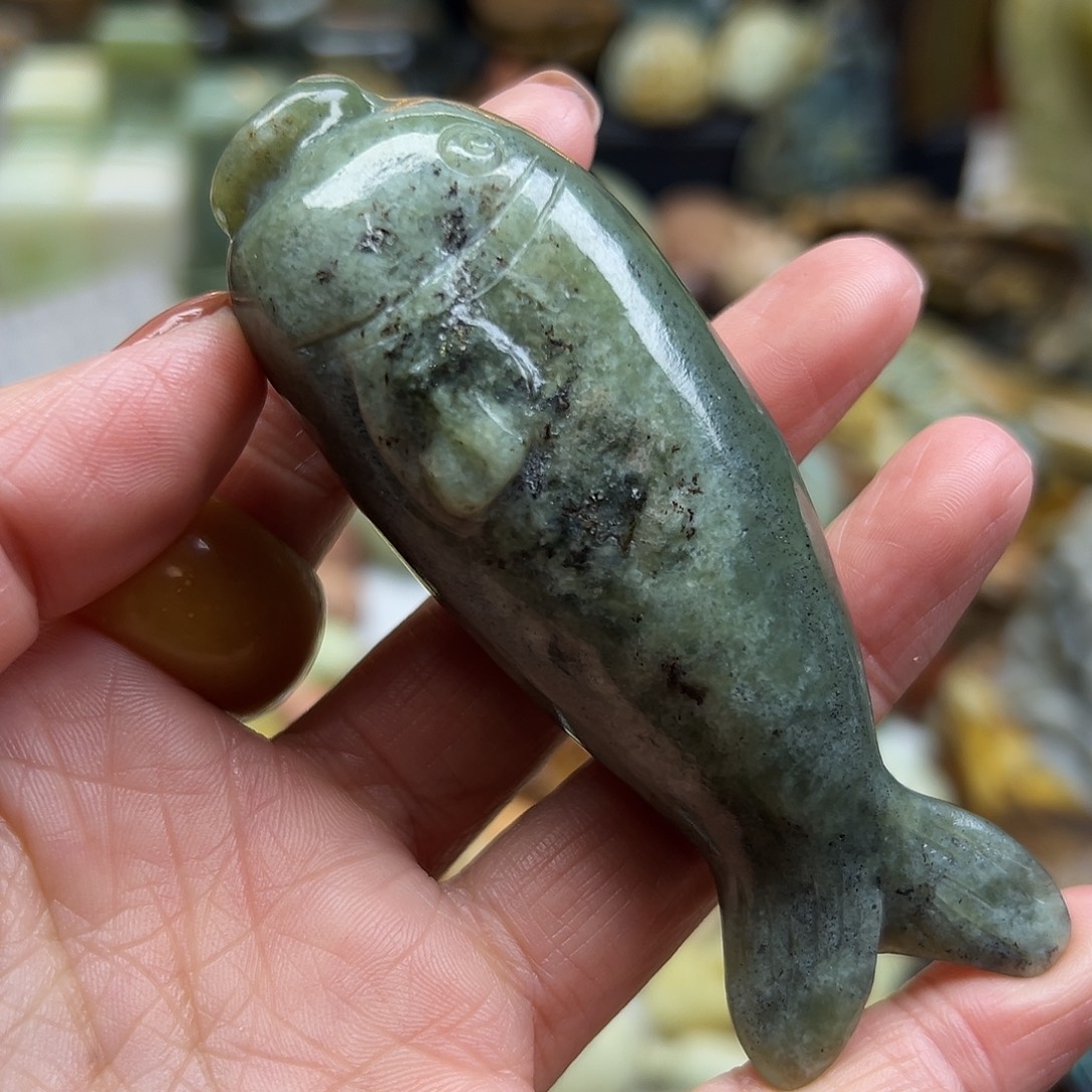 岫岩河磨玉（透闪石质玉）未镶嵌颈饰河磨玉鱼有瑕