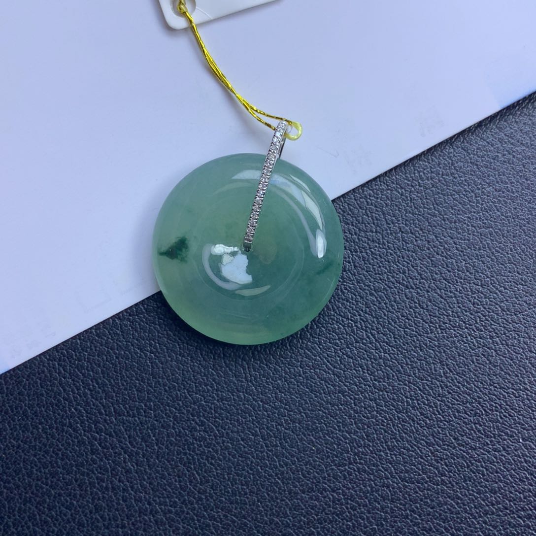 翡翠颈饰未镶嵌平安扣