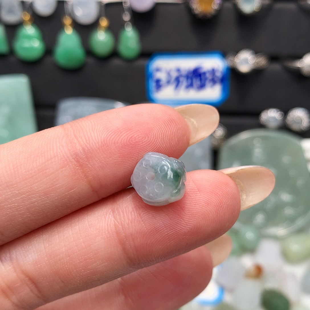 翡翠未镶嵌颈饰莲花