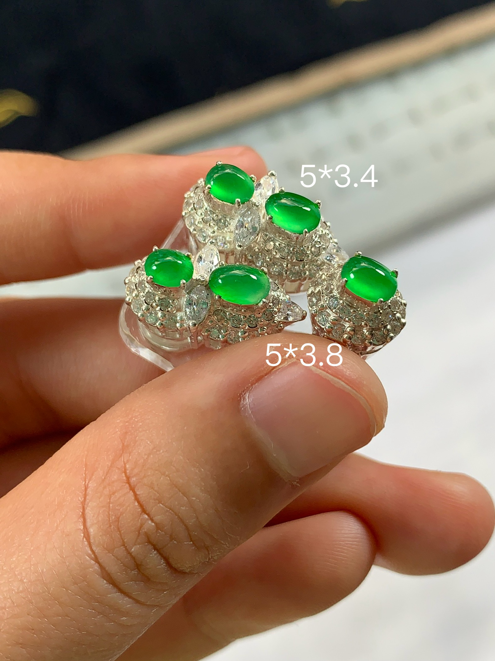 缅甸天然翡翠A货铜托镶嵌