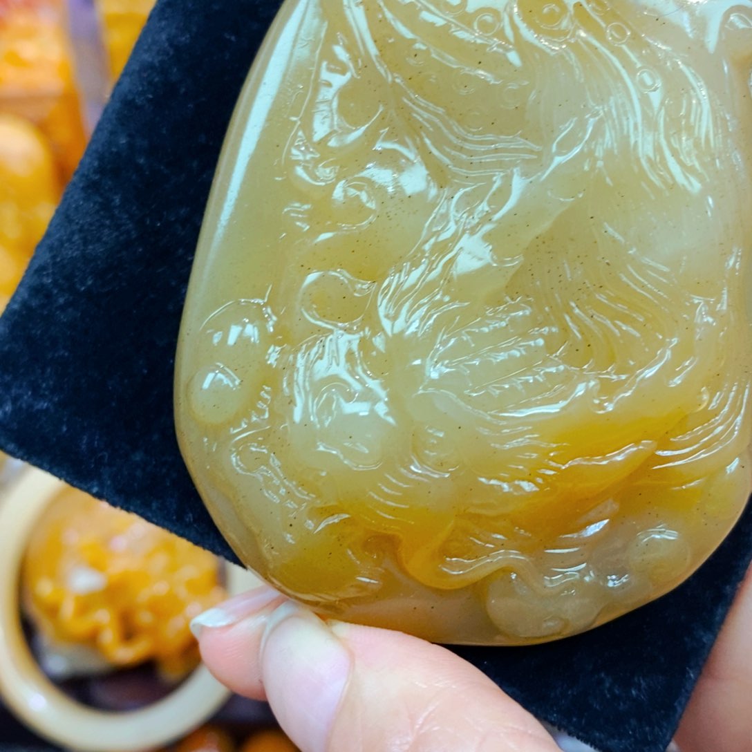 未镶嵌石英质玉（黄龙玉）颈饰