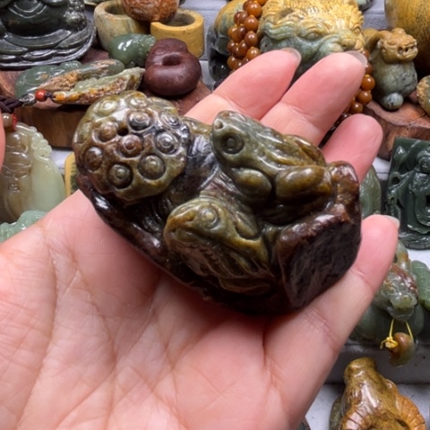 未镶嵌岫岩河磨玉（透闪石质玉）把件