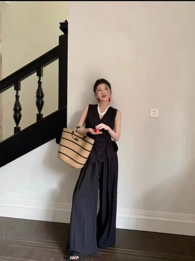 超火2025夏时尚套装女 V领不规则设计感收腰绑带上衣+阔腿拖地裤