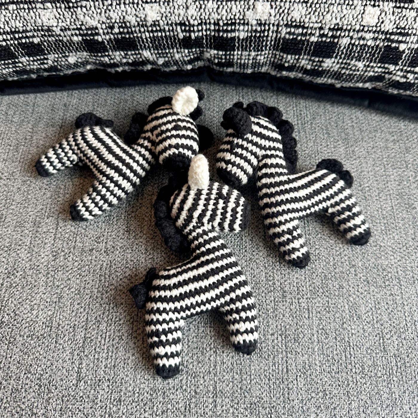 成品卡通手工编织小斑马包挂动物毛线钩织斑马玩偶包包钥匙扣挂件