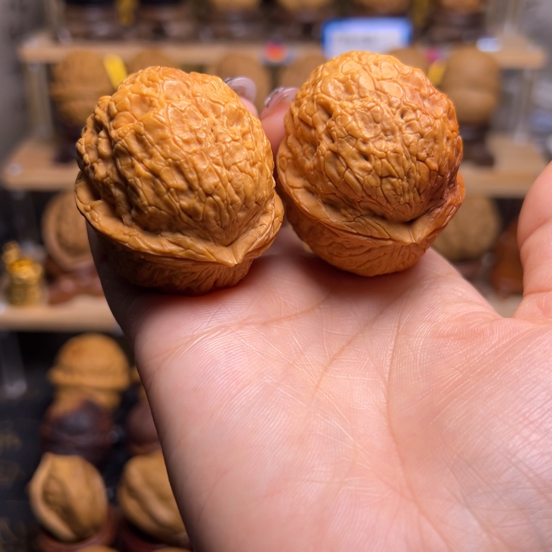 把件桃核金丝绣球H8