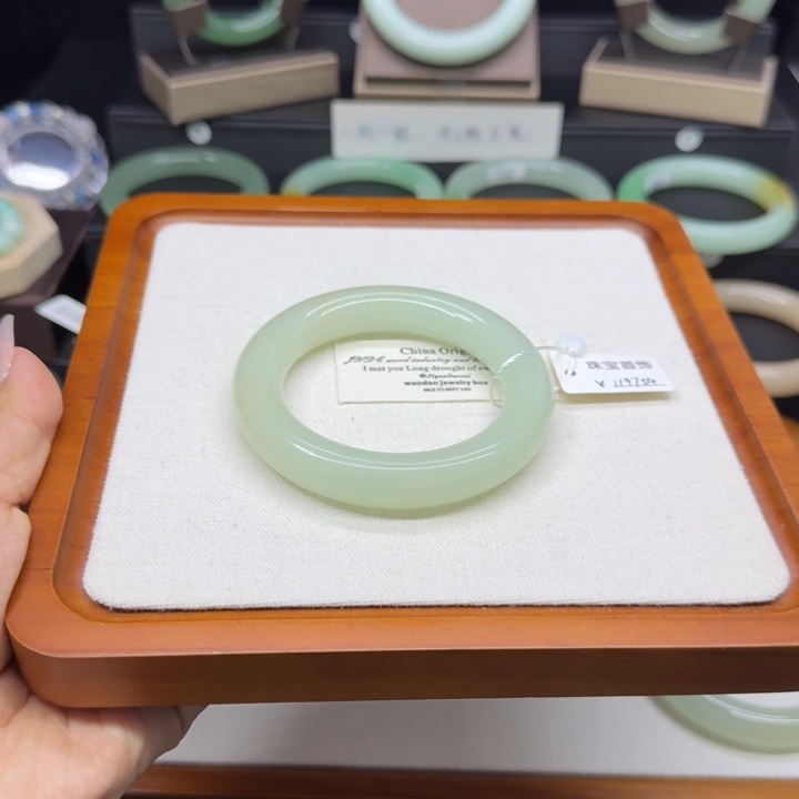 L***•非金属Lt55.6开板糯底晴时尚手镯