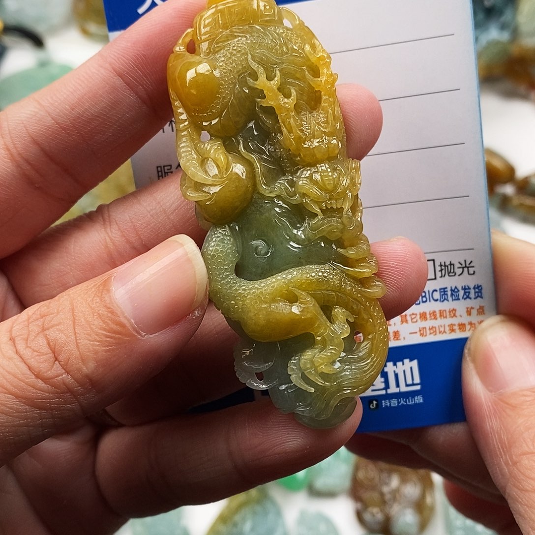 翡翠未镶嵌颈饰龙