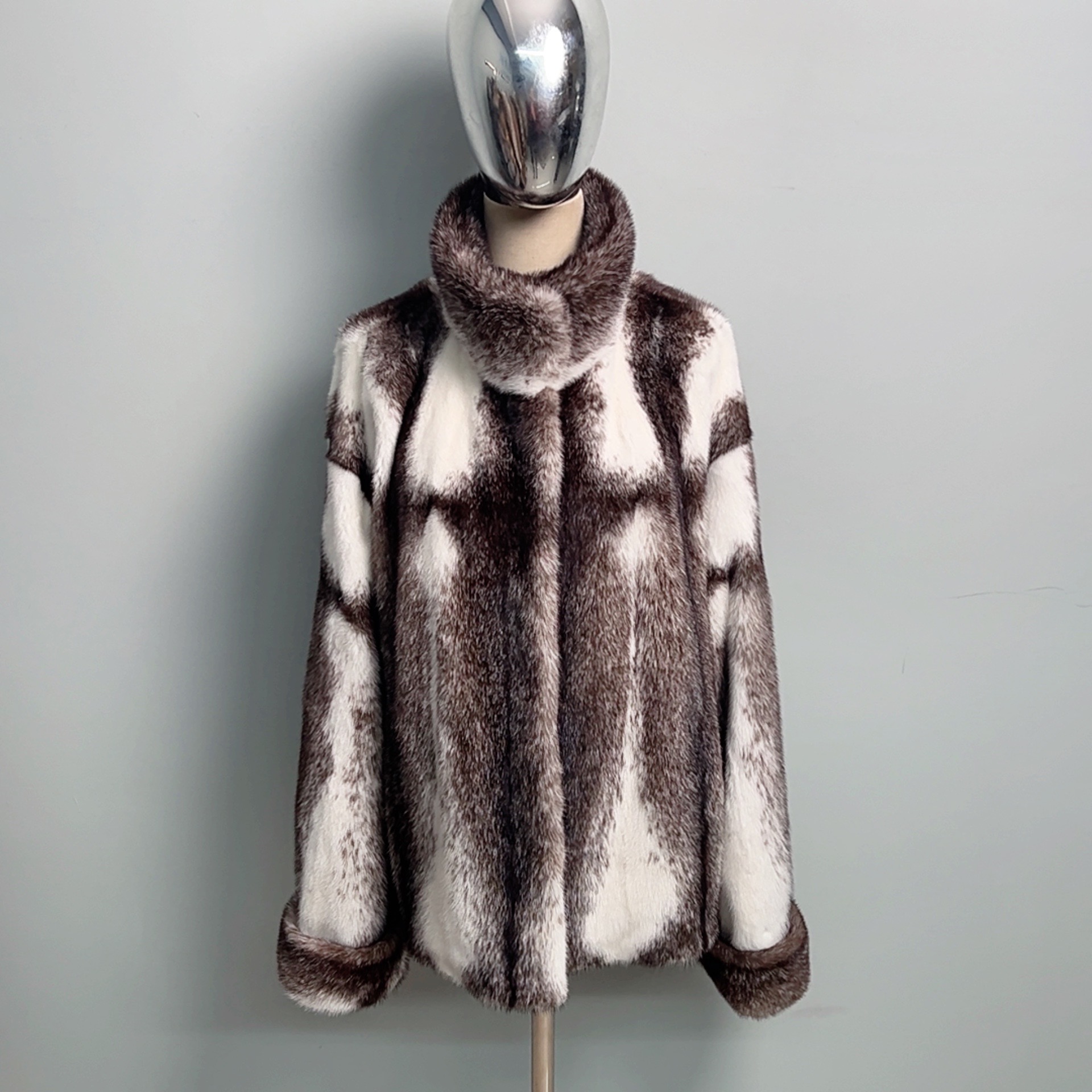 QIAOMANYI/乔曼依黑猫稀有色时尚休闲立领挽袖女士冬季必备短款