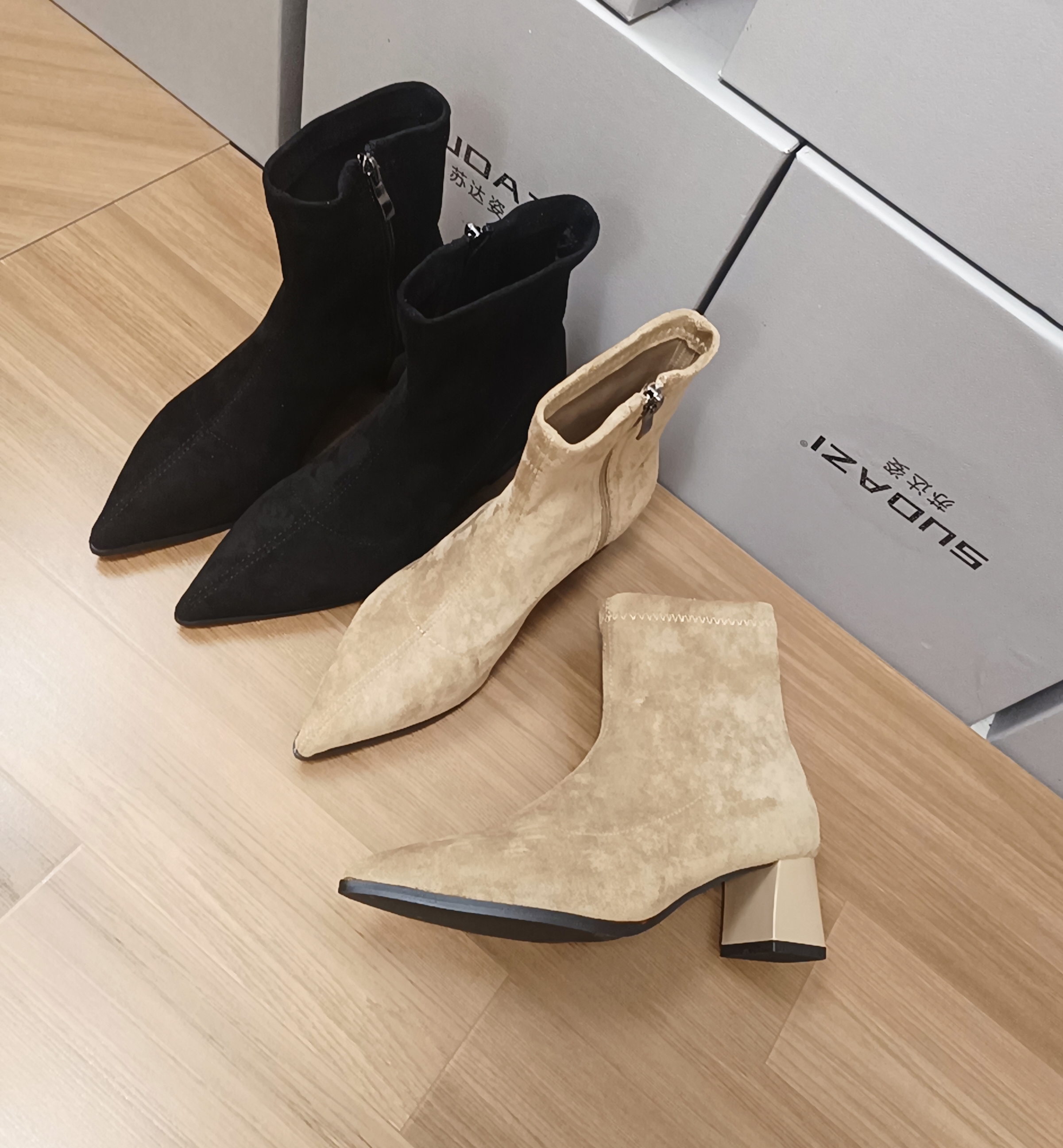 中跟短靴子2025年秋冬新款复古尖头弹时尚百搭瘦瘦弹力粗跟高靴女