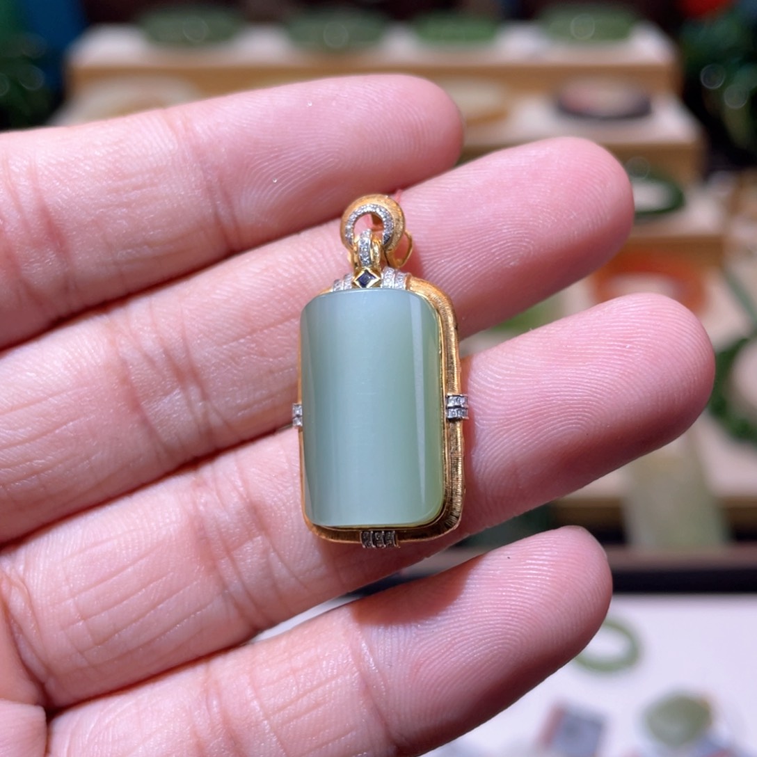 和田玉收藏级碧玉粉青吊坠18K金镶嵌