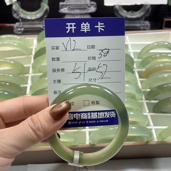 蛇纹石玉手镯未镶嵌晚*?