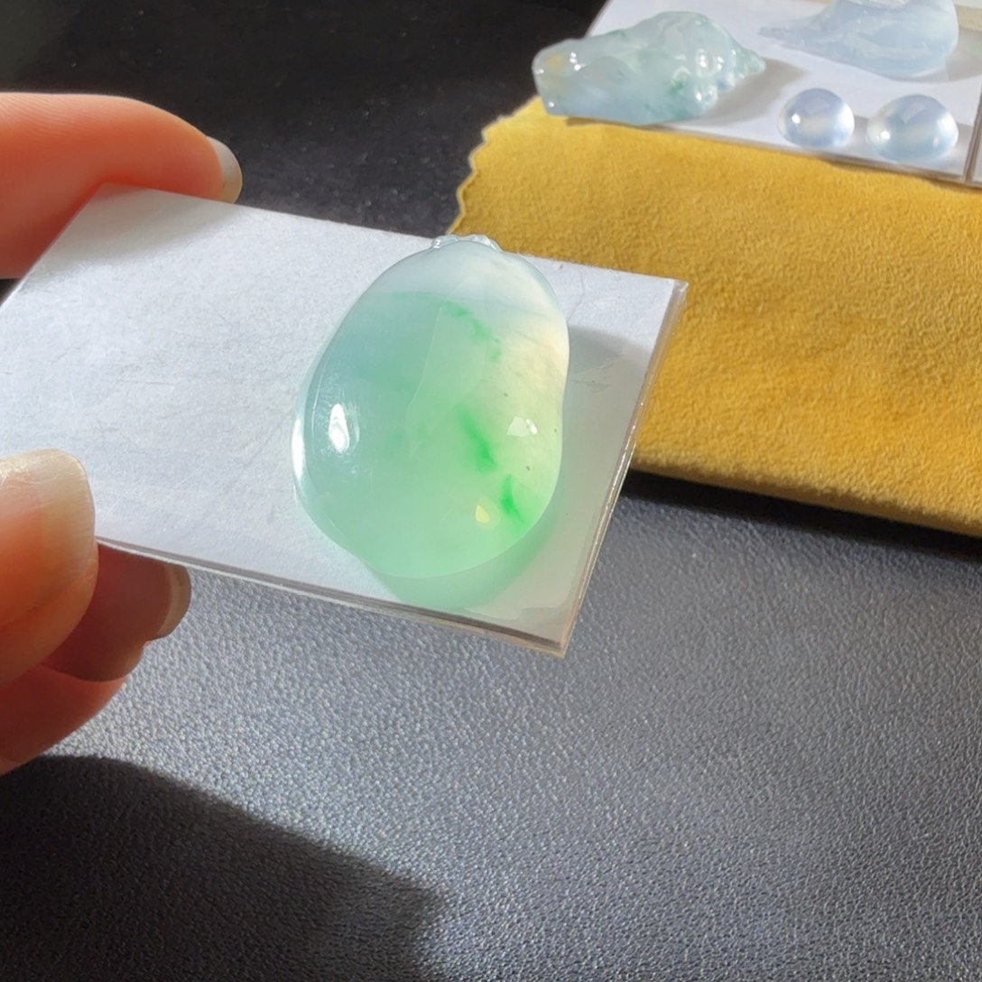 翡翠未镶嵌颈饰珠光宝气