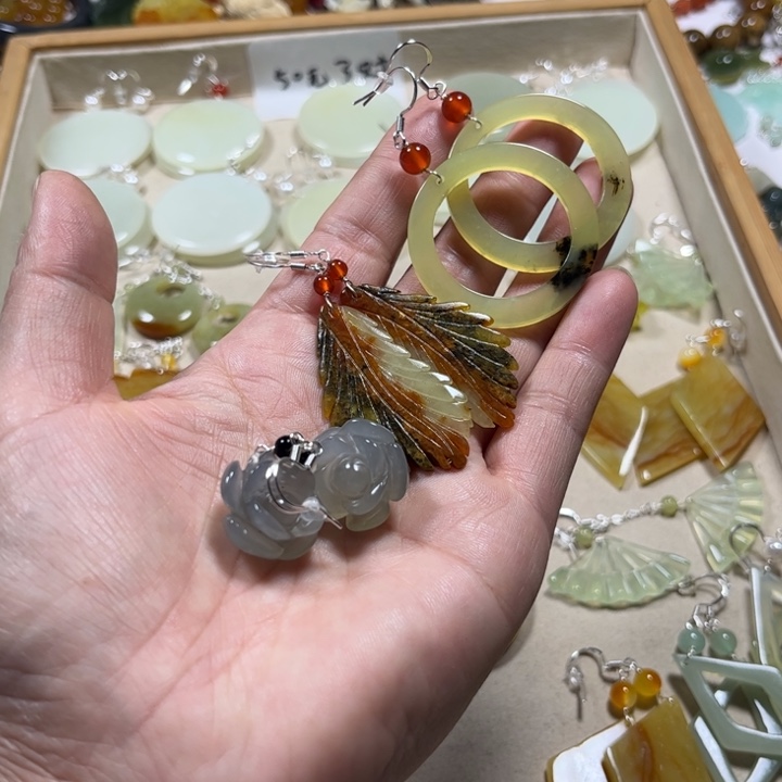 蛇纹石玉未镶嵌耳饰
