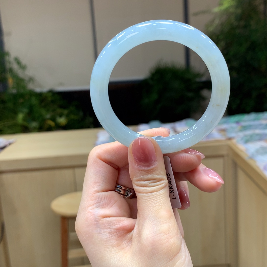 翡翠手镯未镶嵌不退不换