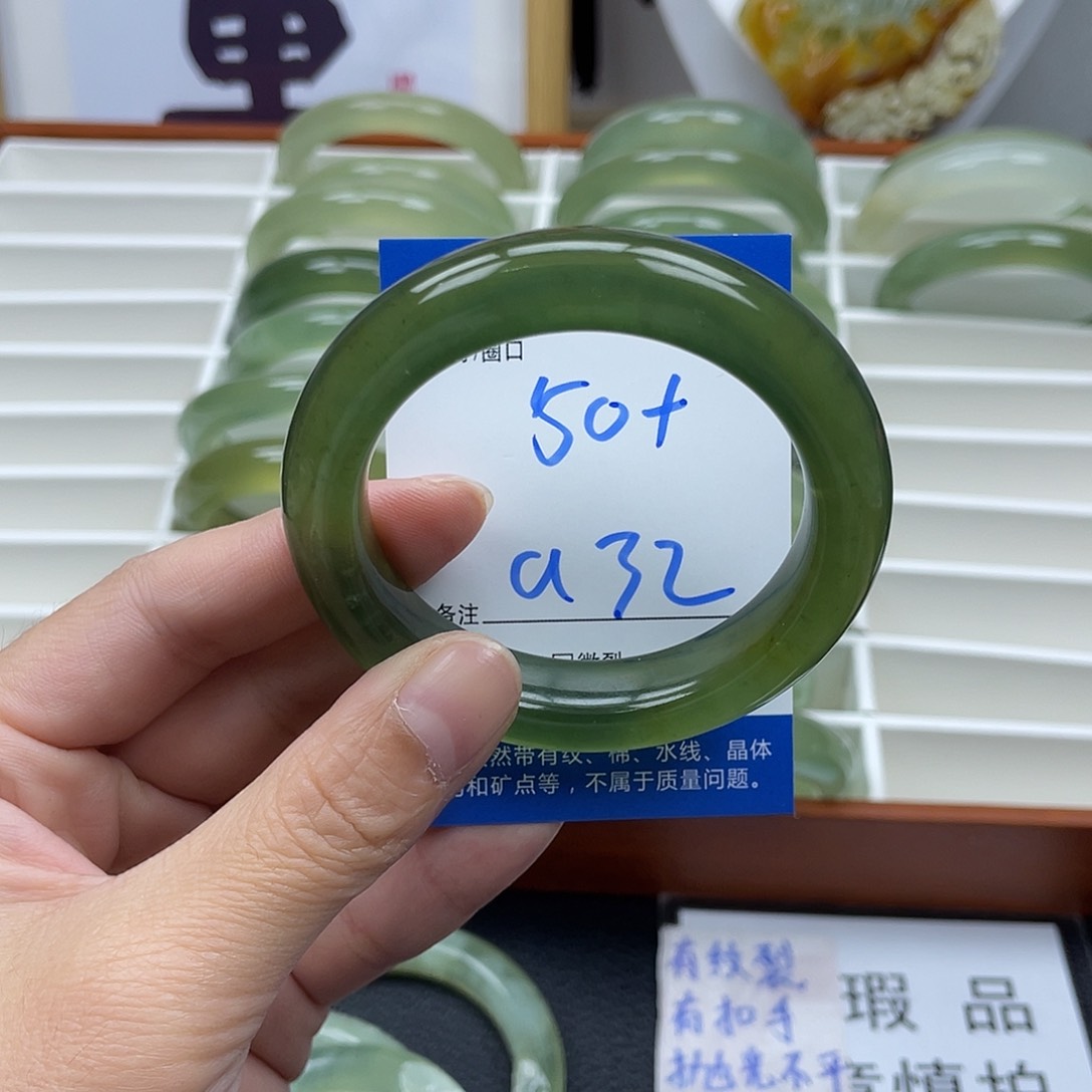 蛇纹石玉手镯未镶嵌