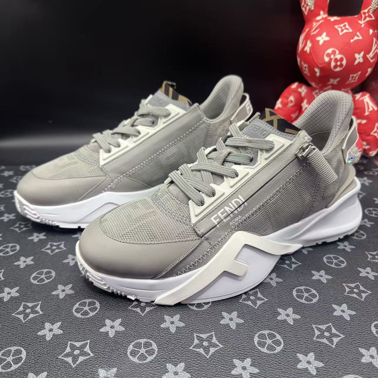 99新 FENDI/芬迪 男士灰白网面运动鞋39欧码 xx038