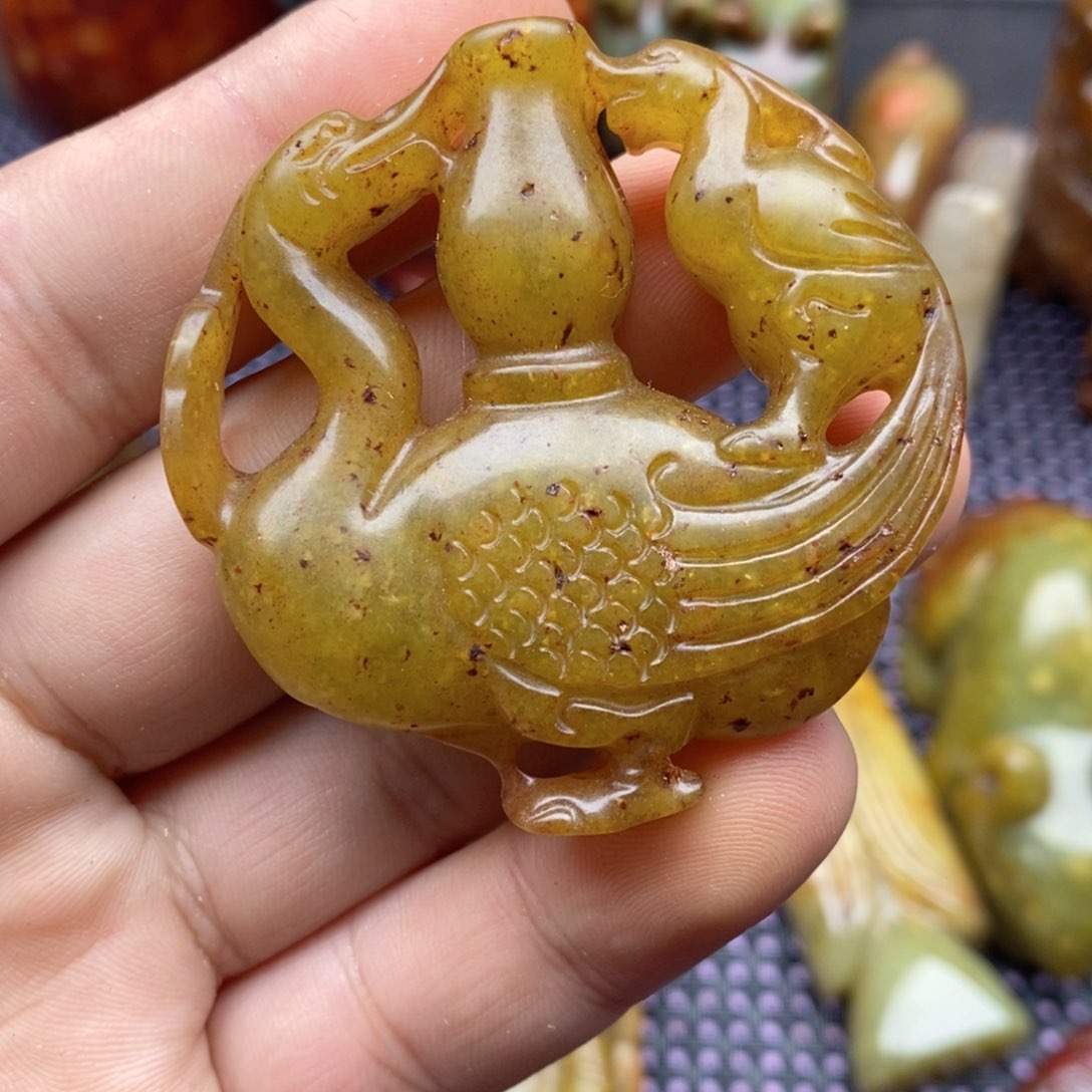 蛇纹石玉颈饰未镶嵌