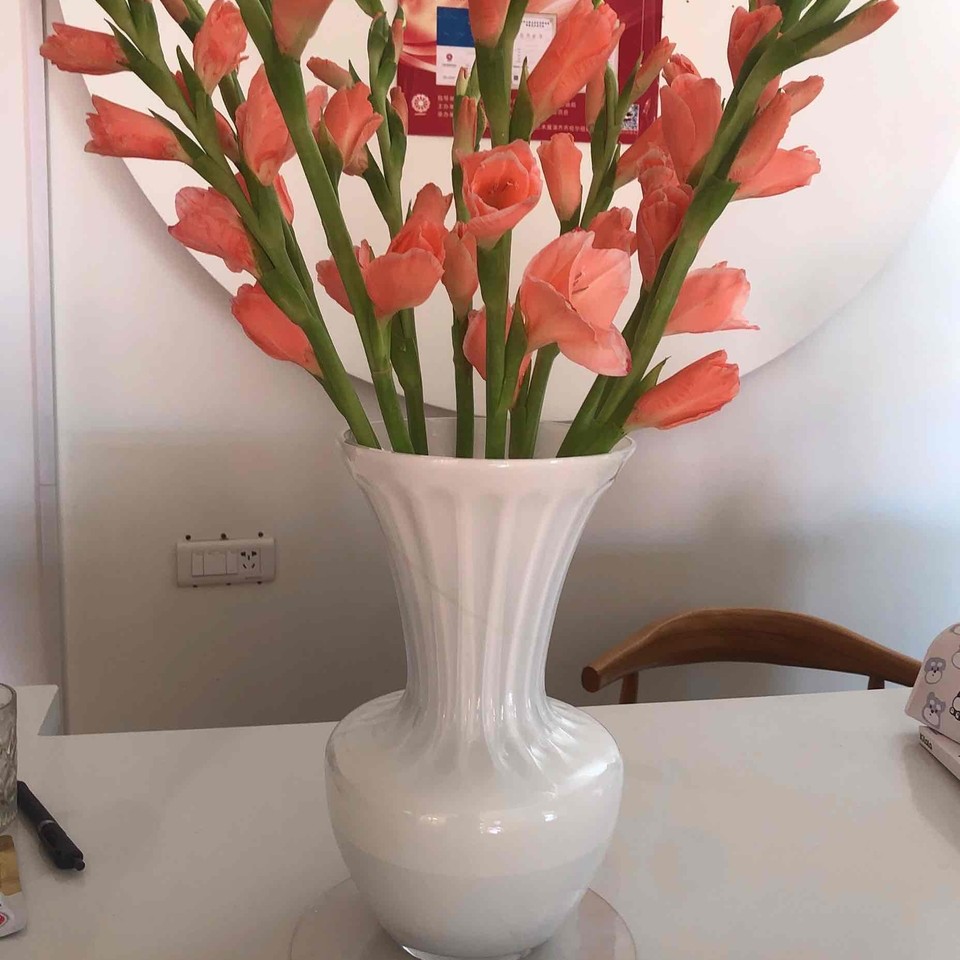 创意白色玻璃花瓶喇叭形开口收腰花器高端酒店宴会插花装饰摆件