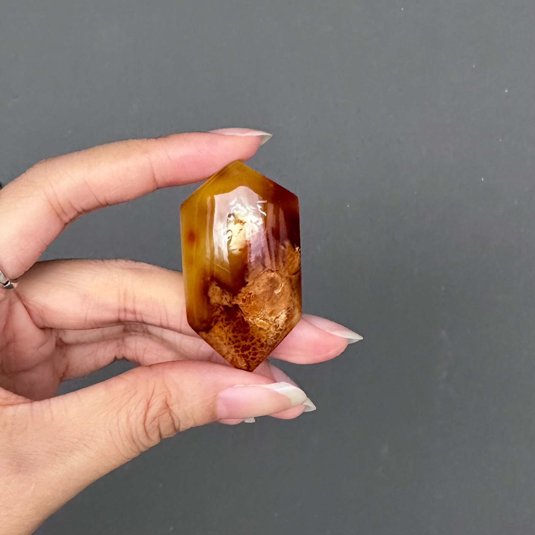 蜜蜡沁色瓷白花蜡盾牌吊坠