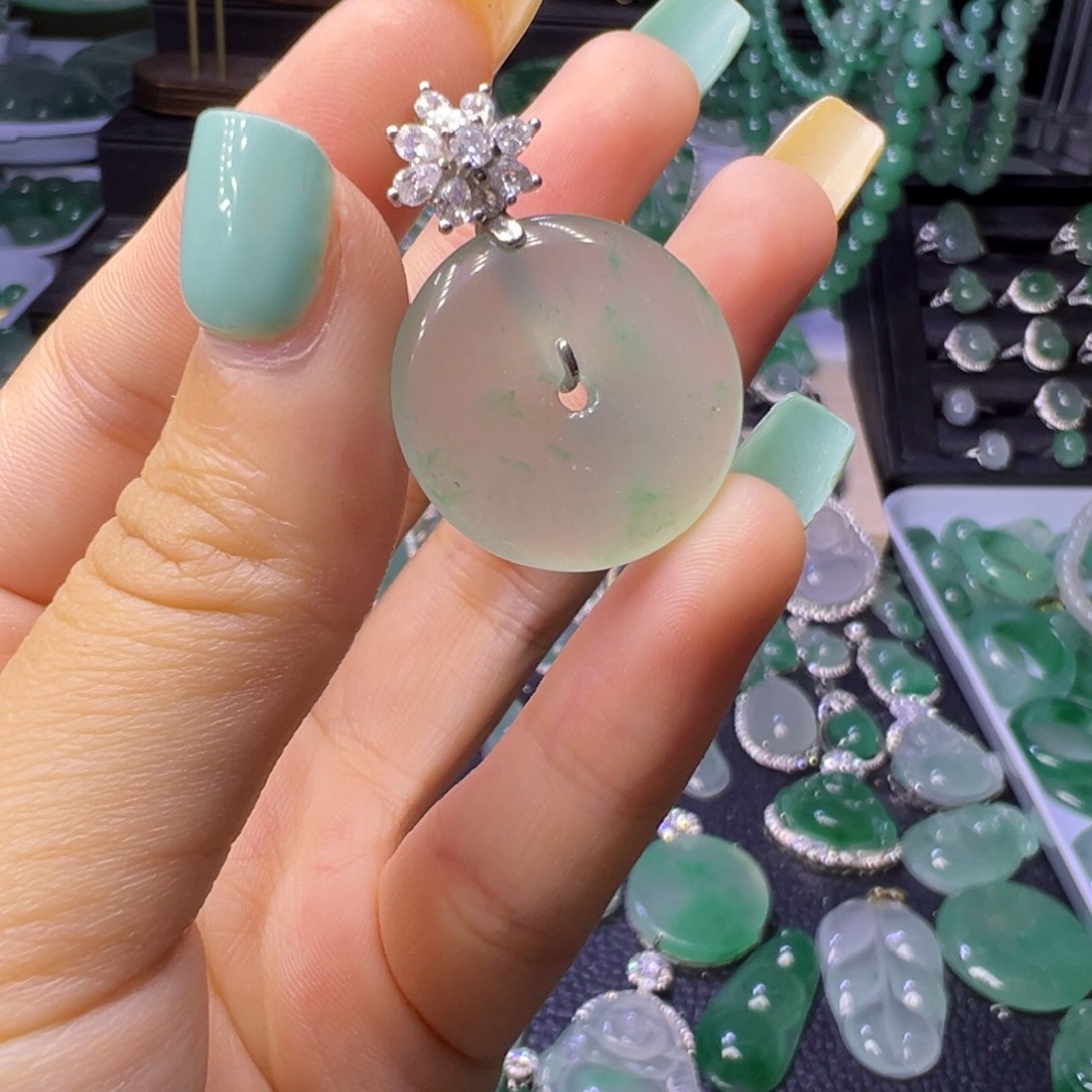 石英质玉（非洲翠）未镶嵌颈饰