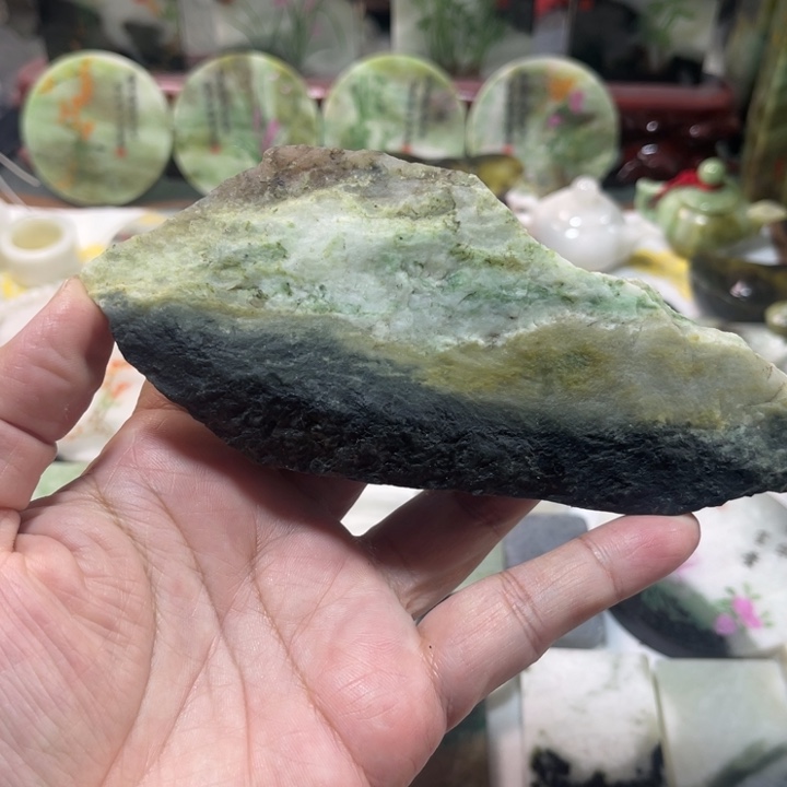 独山玉未镶嵌颈饰原石