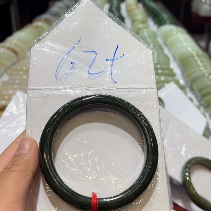 A***晴和田玉未镶嵌手镯