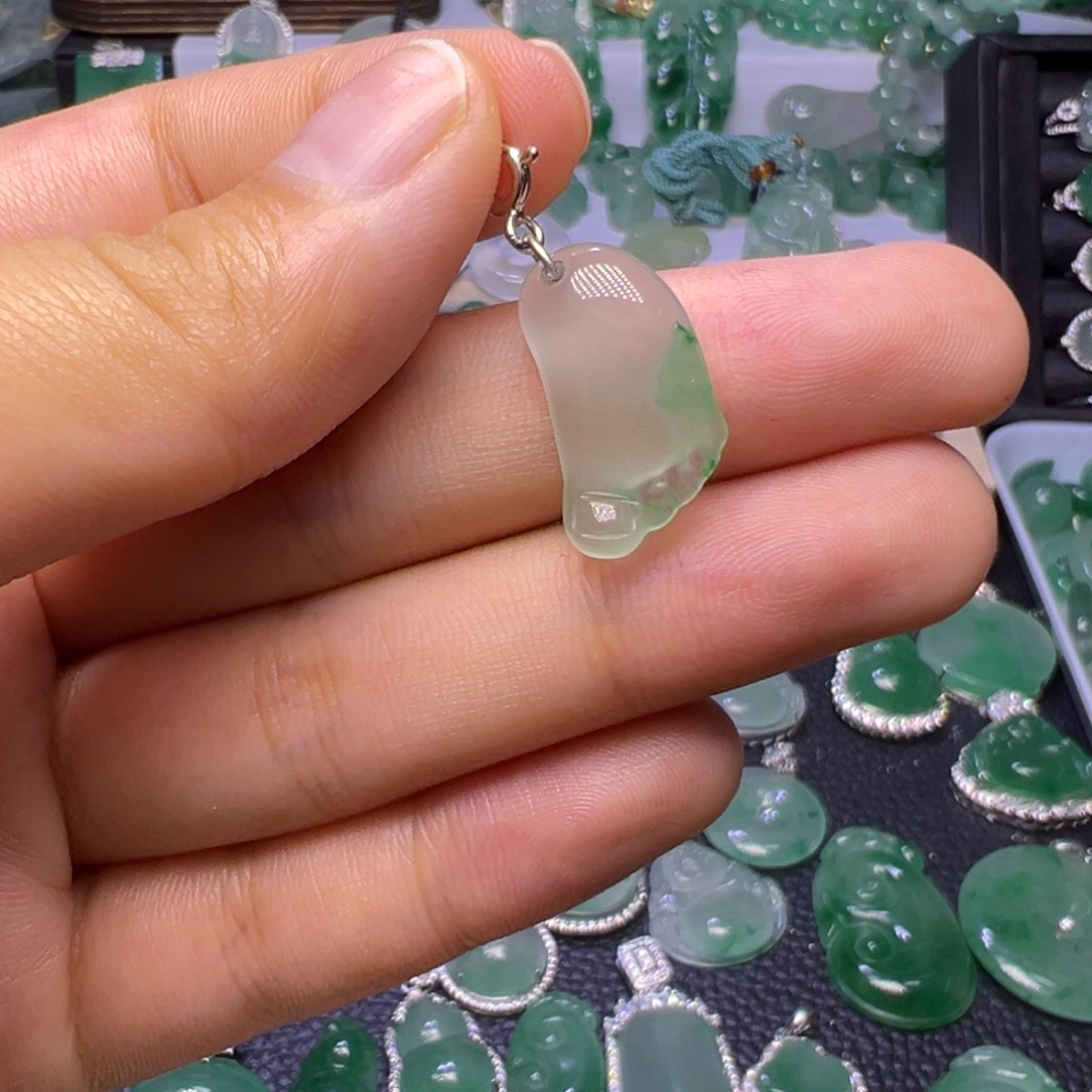 石英质玉（非洲翠）未镶嵌颈饰