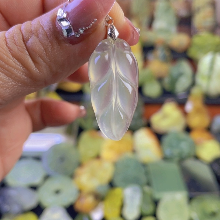 蛇纹石玉颈饰合金