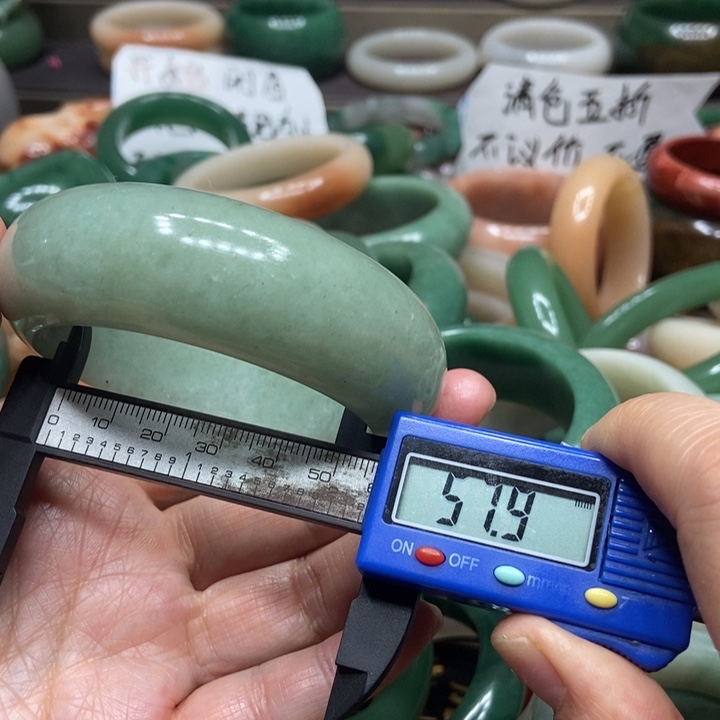 石英质玉手镯未镶嵌