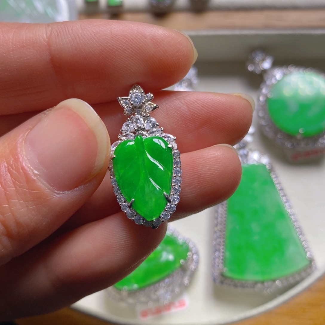 翡翠颈饰银S925镶嵌树叶吊坠