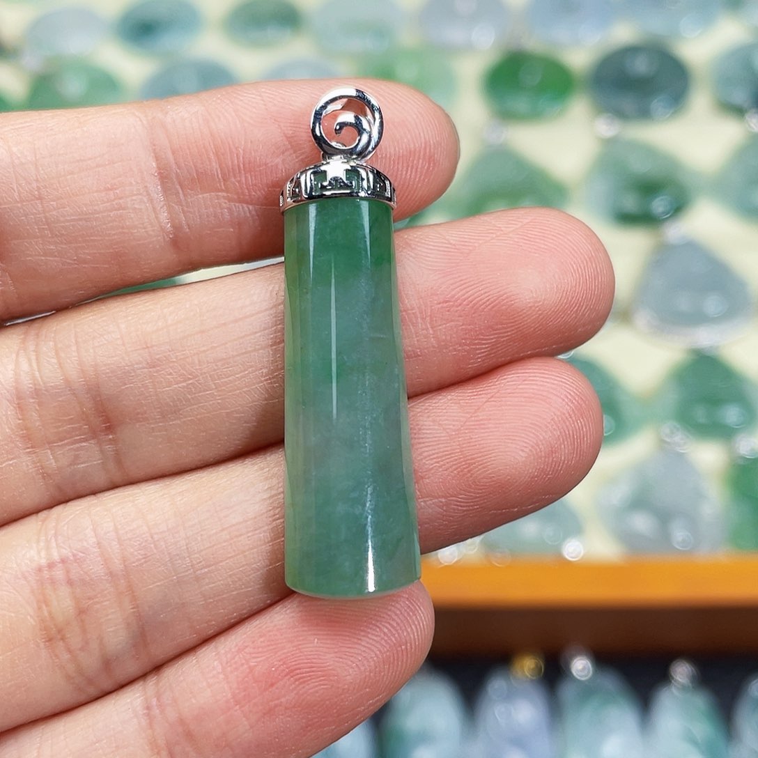 翡翠颈饰18K金镶嵌吊坠