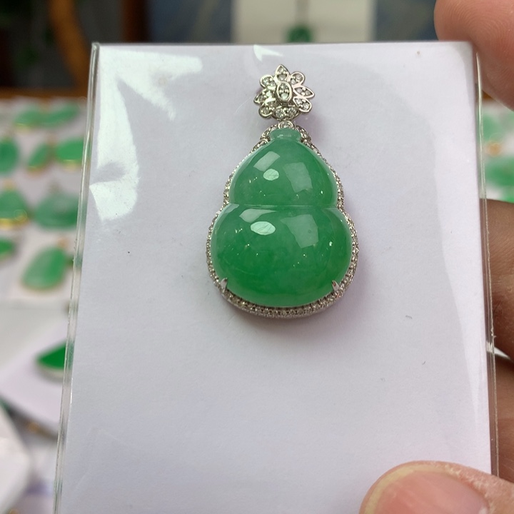 翡翠颈饰18K金镶嵌翡翠