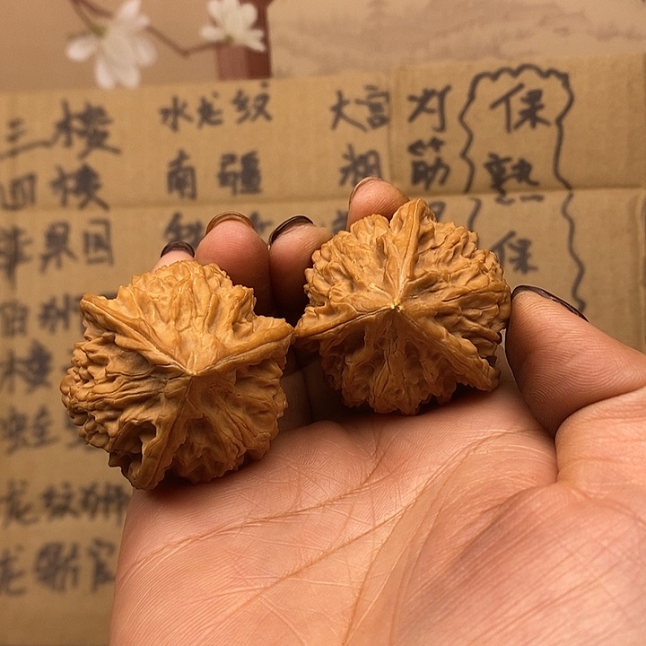 文玩核桃吊坠三棱