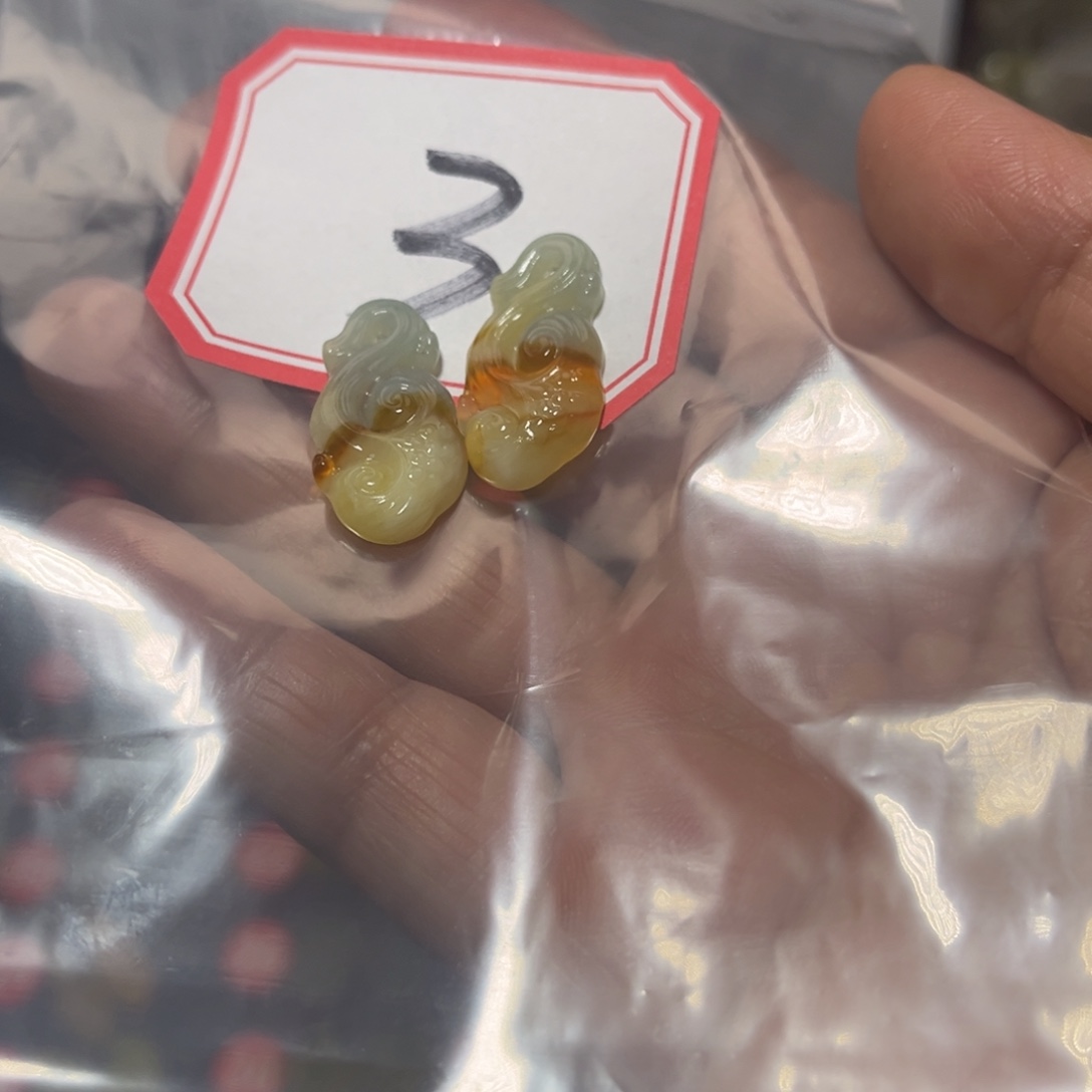 伊***人蛇纹石玉合金颈饰