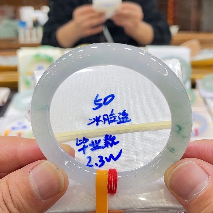翡翠手镯未镶嵌翡翠