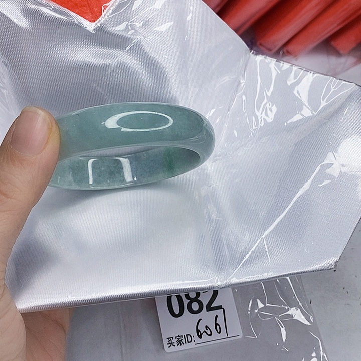 翡翠未镶嵌手镯一图一物实物为准（微瑕处理）