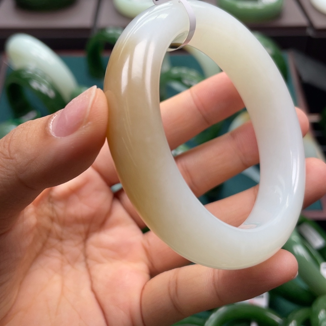 和田玉（碧玉）未镶嵌手镯