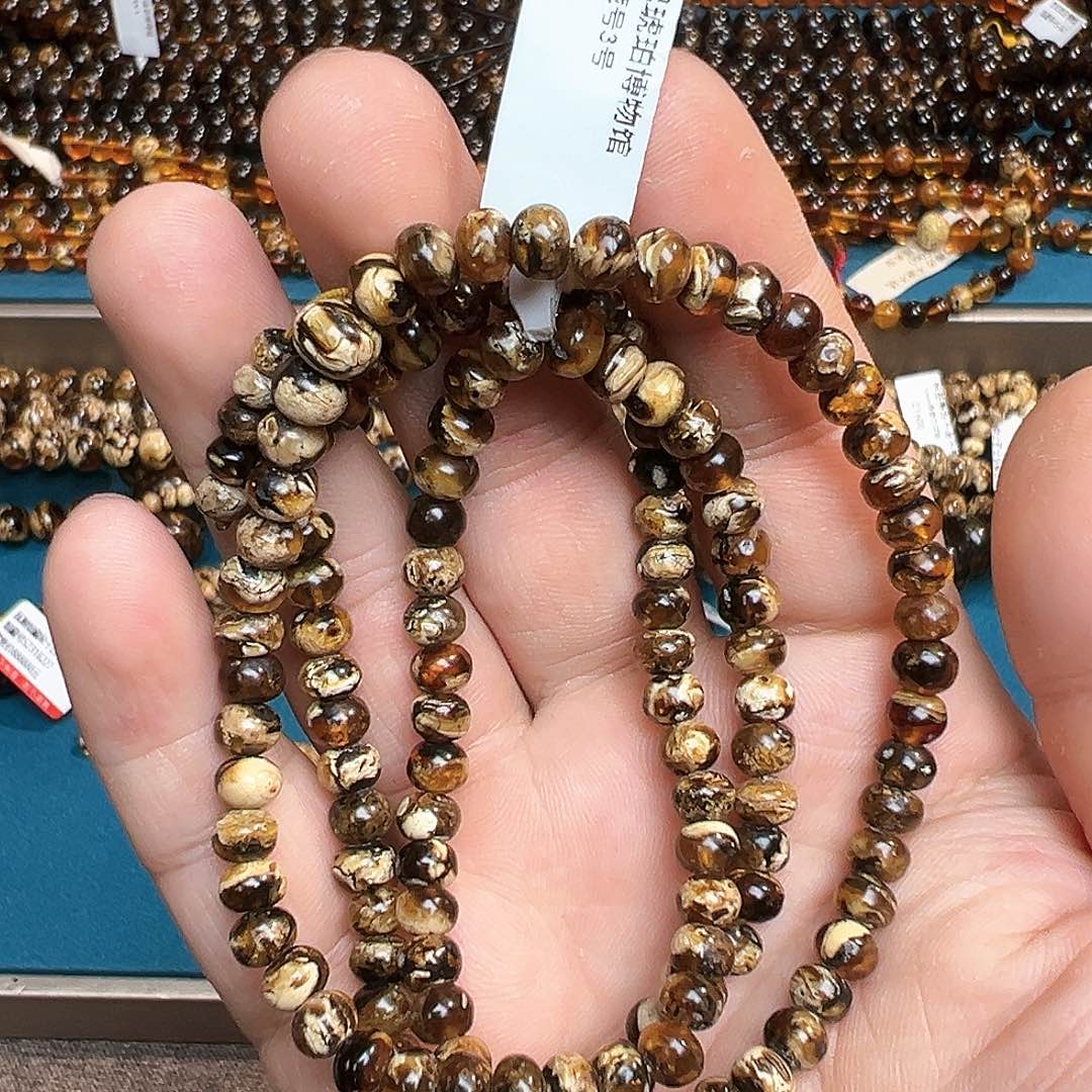 琥珀颈饰未镶嵌抚顺