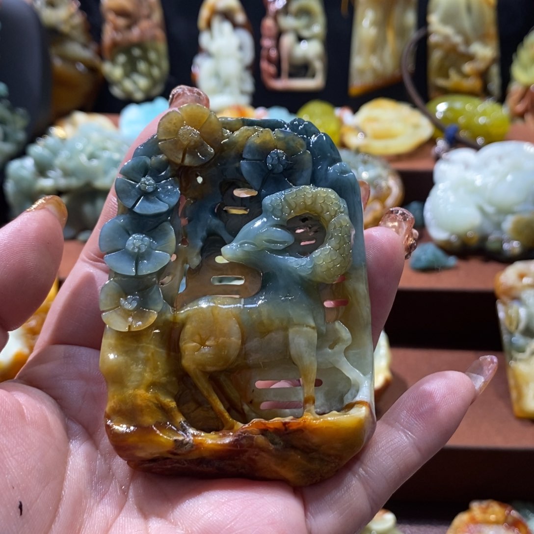 蛇纹石玉颈饰未镶嵌