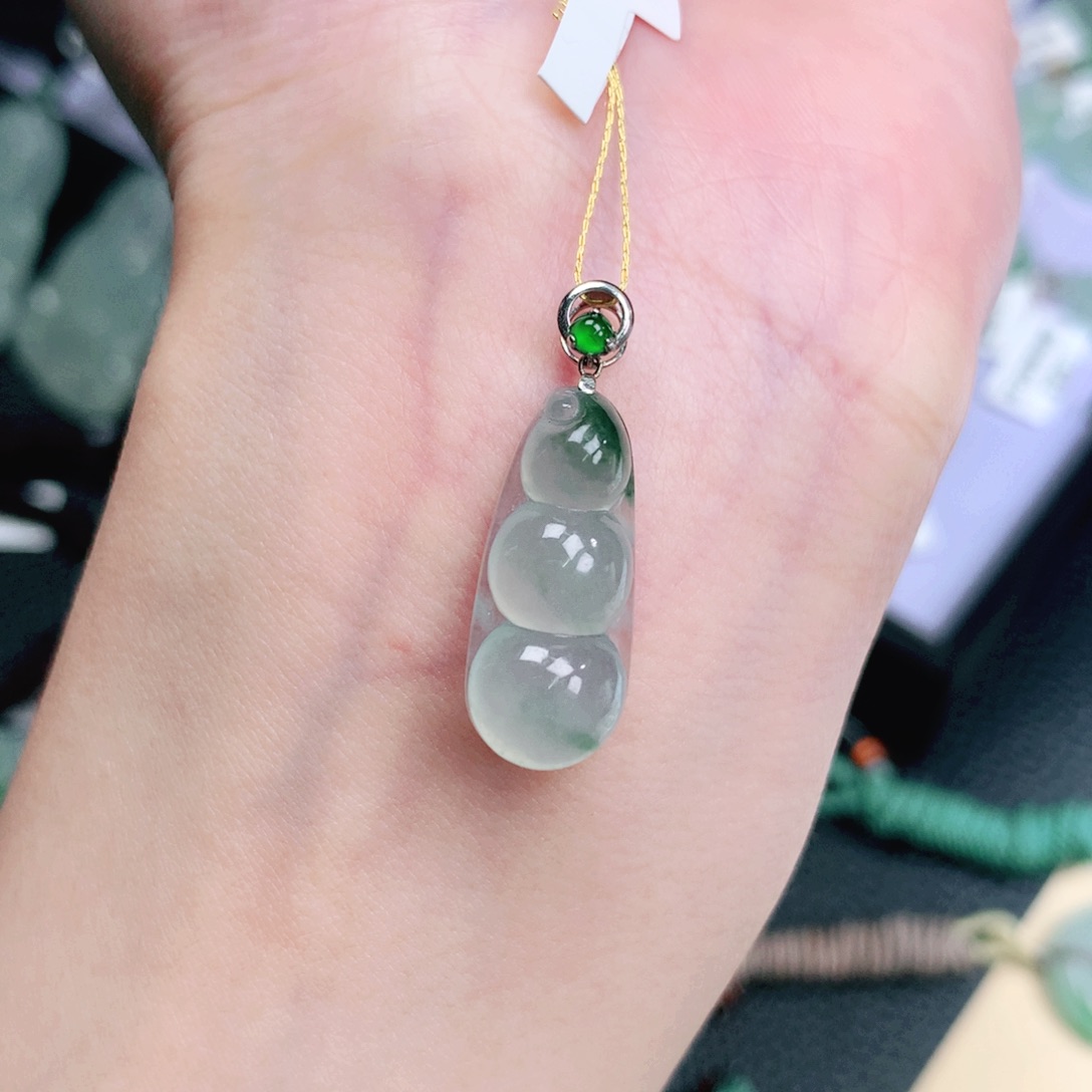 翡翠18K金镶嵌颈饰豆子