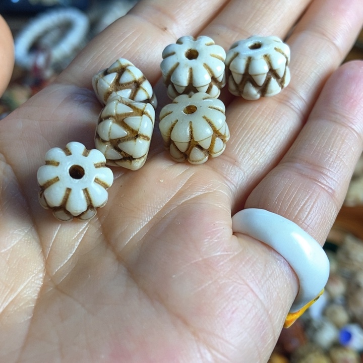 配饰驼骨雕刻吞噬球一对