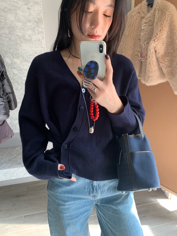 EMBRACE藏青色V领侧边纽扣不规则设计感毛衣