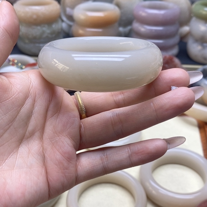 石英岩玉手镯未镶嵌?*婷